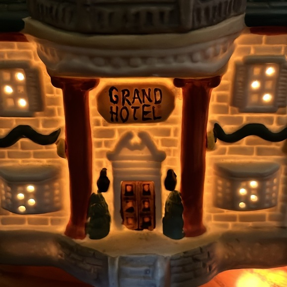1994 collection grand hotel ceramic lighted house - Picture 6 of 10